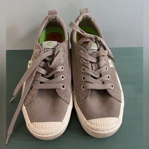 Cariuma low OCA suede sneakers in cloud grey women’s 7 / 7.5